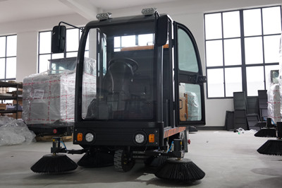 榮事達RS-CAR180 駕駛式掃地機.jpg